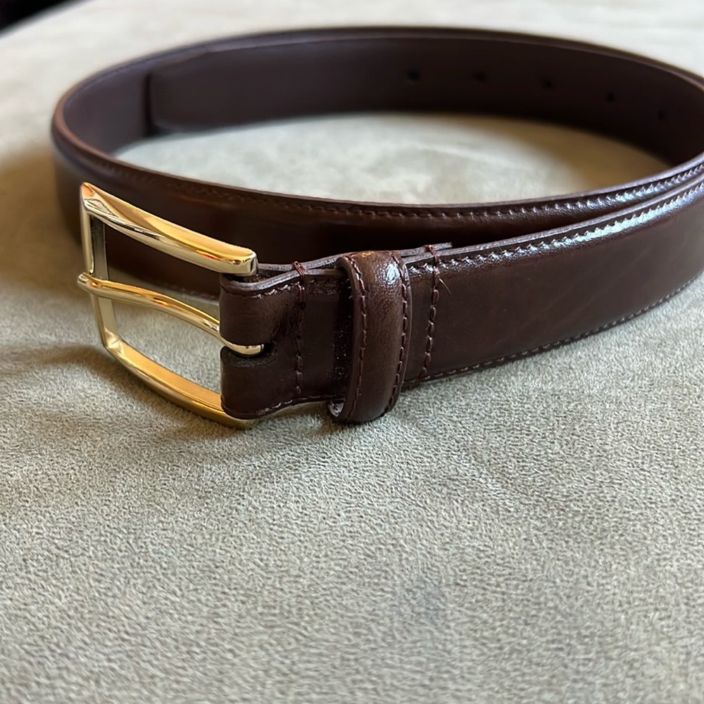 Men’s JoS. A. Bank Size 34 Brown dress belt with Gold tone buckle.
